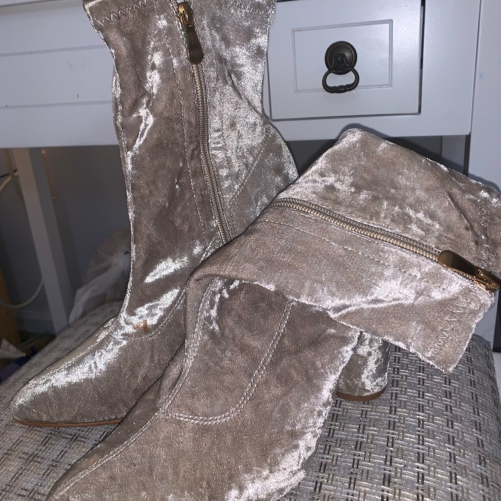 Cute velvet heeled boots. Perfect for night on the town!